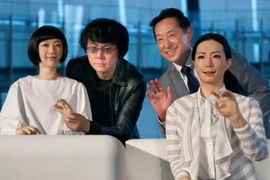 Nhật trình làng người máy dẫn chương trình đầu tiên thế giới