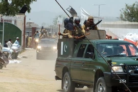 Binh sỹ Pakistan tuần tra tại Bannu trong chiến dịch truy quét phiến quân Taliban. (Nguồn: AFP/TTXVN)