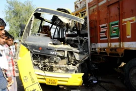 Ấn Độ: Tàu hoả đâm xe buýt chở học sinh, 20 em thiệt mạng