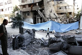 Cảnh đổ nát sau vụ không kích của Israel xuống thành phố Gaza ngày 14/7. (Nguồn: AFP/TTXVN)