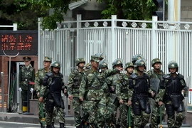 Cảnh sát bán quân sự Trung Quốc tuần tra tại Urumqi. Ảnh minh họa. (Nguồn: AFP/TTXVN)