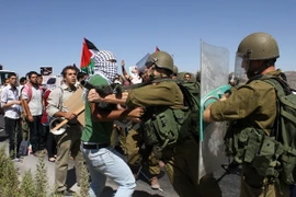 Xung đột giữa người biểu tình Palestine và binh sỹ Israel. (Nguồn: THX/TTXVN)