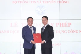 Lãnh đạo Tập đoàn VNPT nhận giấy phép thiết lập mạng và cung cấp dịch vụ. (Nguồn: MIC)