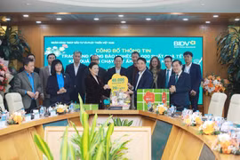 Ông Trần Phương - Phó Tổng Giám đốc, Chủ tịch công đoàn BIDV và bà Trương Thị Ngọc Ánh - Phó Chủ tịch Ủy ban Trung ương Mặt trận Tổ quốc Việt Nam mở hộp quà Tết Xuân Giáp Thìn tặng đồng bào nghèo. (Ảnh: PV/Vietnam+)