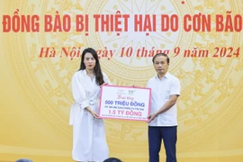 Tập đoàn TH đã trao tặng 300.000 sản phẩm nước tinh khiết TH true WATER (trị giá 1,5 tỷ đồng) và 500 triệu đồng tiền mặt cho người dân bị thiệt hại bởi bão số 3. (Ảnh: PV/Vietnam+)