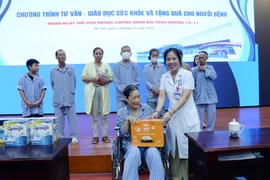 Tiến sỹ, bác sỹ Phạm Thúy Hường – Phó Giám đốc Bệnh viện Nội tiết Trung ương trao quả cho người bệnh. (Ảnh: BVNTTƯ)