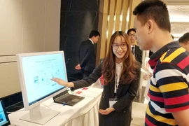 Giới thiệu giải pháp công nghệ của Fujitsu tại Hội nghị. (Ảnh: T.H/Vietnam+)