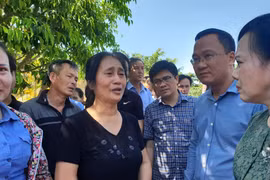 Thân nhân người bị nạn tâm sự cùng Bộ trưởng Nguyễn Thị Kim Tiến. (Ảnh: Thùy Giang/Vietnam+)