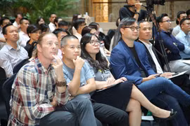 Các nhà đầu tư, khách mời lắng nghe thuyết trình của các start-up để đưa ra quyết định đầu tư. (Nguồn: FPT)