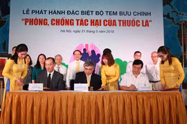 Ký phát hành bộ tem phòng chống tác hại của thuốc lá. (Ảnh: CTV/Vietnam+)