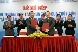 Ông Nguyễn Ngọc Oai, quyền Tổng cục trưởng Tổng cục Thủy sản (trái) và ông Phạm Đức Long, Tổng giám đốc VNPT ký kết hợp tác. (Ảnh: PV/Vietnam+)