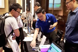 Đại diện Avnet trao trình diễn công nghệ kết nối của hãng. (Ảnh: CTV)