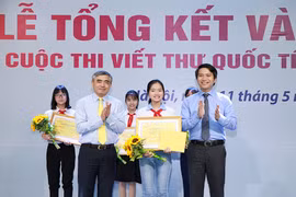 Thứ trưởng Bộ Thông tin và Truyền thông Nguyễn Minh Hồng (trái) trao giải Nhất cho tác giả Bạch Dương. (Ảnh: BTC)