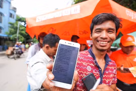 Một người dân Myanmar sau khi đăng ký thành công mạng Mytel. (Nguồn: Viettel)