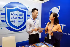 Giới thiệu giải pháp bảo mật tại Ngày An toàn thông tin 2018. (Ảnh: CTV/Vietnam+)