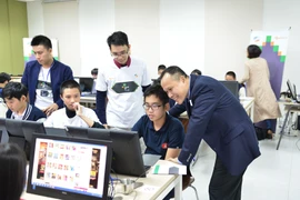 Đại tá Tống Viết Trung (phải) trong chương trình Hour of code. (Ảnh: Viettel)