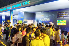 Trải nghiệm truyền hình tương tác của Viettel tại khu vực phố đi bộ Hà Nội tối 14/10. (Ảnh: T.H/Vietnam+)