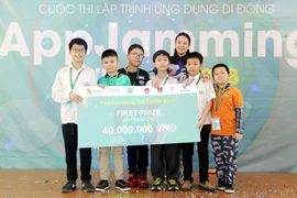 Bà Đào Lan Hương, Chủ tịch Teky cùng các thí sinh đoạt giải tại Hà Nội. (Ảnh: TK)