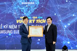 Phó Thủ tướng Phạm Bình Minh trao Bằng khen cho Samsung Việt Nam. (Ảnh: Thanh Bình/Vietnam+)