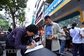 Yên xe máy cũng chở thành bàn đăng ký thông tin thuê bao ngày 21/4/2018. (Ảnh: Minh Quyết/TTXVN) 