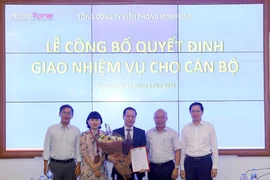 Ông Nguyễn Đăng Nguyên (mặc comple) chính thức phụ trách chức vụ Tổng Giám đốc MobiFone. (Nguồn: ICTNews)