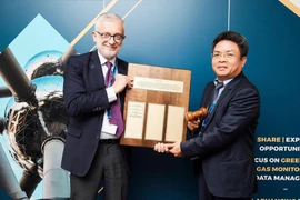 Phó giáo sư Phạm Anh Tuấn (phải) thay mặt Việt Nam nhận nhiệm vụ Chủ tịch CEOS. (Nguồn: VNSC)