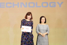 Đại diện Canon (trái) nhận giải máy ảnh xuất sắc của năm 2017. (Ảnh: BCT) 