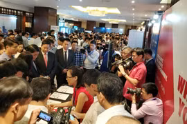 Lãnh đạo Hà Nội đi thăm các gian hàng được trung bày tại sự kiện. (Ảnh: T.H/Vietnam+)