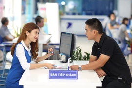Khách hàng làm việc tại điểm giao dịch của VinaPhone, đơn vị chủ lực của VNPT. (Nguồn: VNP)