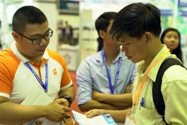 Nhân viên của Công ty VNG tư vấn cho khách hàng về dịch vụ máy chủ. (Ảnh: BTC)