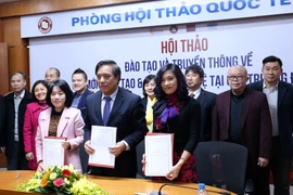 Cái bắt tay giữa "ba nhà": Cơ quan đào tạo, truyền thông và doanh nghiệp được kỳ vọng sẽ nâng cao nhận thức về sở hữu trí tuệ và đổi mới sáng tạo. (Ảnh: CTV/Vietnam+)