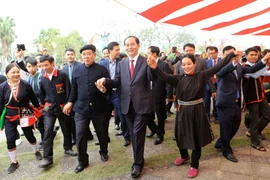 Chủ tịch nước Trần Đại Quang tham gia vòng xòe đại đoàn kết các dân tộc đầu Xuân. (Ảnh: Doãn Tấn/TTXVN)