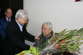Tổng Bí thư Nguyễn Phú Trọng đến thăm, chúc Tết và chúc thọ nguyên Tổng Bí thư Đỗ Mười. (Ảnh: Trí Dũng/TTXVN)