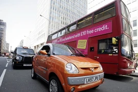 Một chiếc ôtô điện (phía trước, bên trái) lưu thông trên một tuyến phố ở London, Anh. (Nguồn: AFP/TTXVN)