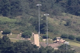 Hệ thống phòng thủ tên lửa tầm cao giai đoạn cuối (THAAD) được triển khai tại Seongju ngày 12/9. (Nguồn: Yonhap/TTXVN)