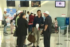 Hành khách chờ làm thủ tục lên máy bay tại Cảng hàng không Quốc tế Cần Thơ. (Ảnh: Thanh Sang/TTXVN)