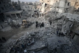 Tìm kiếm các nạn nhân sau một vụ không kích xuống Hamouria, Đông Ghouta ngày 9/1. (Nguồn: AFP/TTXVN)