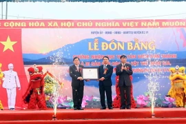 Ông Nguyễn Thế Hùng (bên phải), Cục trưởng Cục Di sản Văn hóa trao bằng chứng nhận tục thờ Tản Viên Sơn Thánh là Di sản Văn hóa phi vật thể Quốc gia cho lãnh đạo huyện Ba Vì. (Ảnh: Quang Quyết/TTXVN)