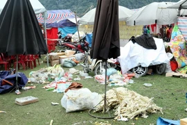 Rác ngập tràn khu vực lễ hội. (Ảnh: Đức Hiếu/TTXVN)