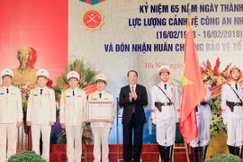 Chủ tịch nước Trần Đại Quang trao Huân chương Bảo vệ Tổ quốc hạng Ba cho Lực lượng Cảnh vệ Công an Nhân dân. (Ảnh: Nhan Sáng/TTXVN)