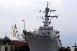 Tàu USS John S. McCain cập cảng Tiên Sa thăm hữu nghị thành phố Đà Nẵng năm 2016. (Ảnh: Trần Lê Lâm/TTXVN)
