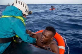 Cứu người di cư trên Địa Trung Hải ngày 6/11/2017. (Ảnh minh họa. Nguồn: AFP/ TTXVN)