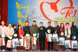Chủ tịch Quốc hội Nguyễn Thị Kim Ngân đến thăm hỏi, chúc Tết, tặng quà cho công nhân, người lao động có hoàn cảnh khó khăn ở tỉnh Hải Dương. (Ảnh: Trọng Đức/TTXVN)