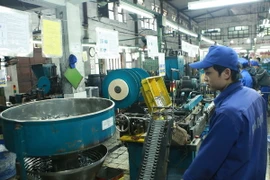 Sản xuất pin tại Công ty Cổ phần Pin Hà Nội (Tập đoàn Hóa chất Việt Nam). (Ảnh: Hoàng Hùng/TTXVN)