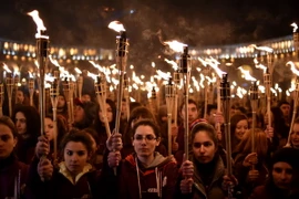 Người dân thắp đuốc tại lễ tưởng niệm 100 năm vụ thảm sát cộng đồng người Armenia ở thủ đô Yerevan ngày 24/4/2015. (Nguồn: AFP/TTXVN)