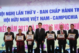 Đại sứ Vương quốc Campuchia tại Việt Nam Prak Nguon Hong trao Huân chương Đại tướng của Hoàng gia Campuchia cho các cá nhân thuộc Hội hữu nghị Việt Nam-Campuchia. (Ảnh: Thái Hùng/TTXVN)