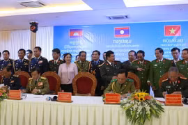 Công an 6 tỉnh của 3 nước Việt Nam - Lào - Campuchia đã tổ chức ký kết Biên bản ghi nhớ về công tác. (Ảnh: Hoài Nam/TTXVN)