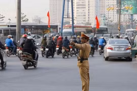 Cảnh sát giao thông Hà Nội làm nhiệm vụ tại khu vực phía Nam Hà Nội. (Ảnh: Doãn Tấn/TTXVN)