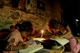 Người dân Palestine sinh hoạt trong điều kiện khó khăn do thiếu điện ở Dải Gaza ngày 11/9/2017. (Nguồn: AFP/TTXVN)