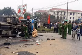 Hiện trường vụ tai nạn tại Hưng Yên. (Ảnh: Đinh Tuấn/TTXVN)